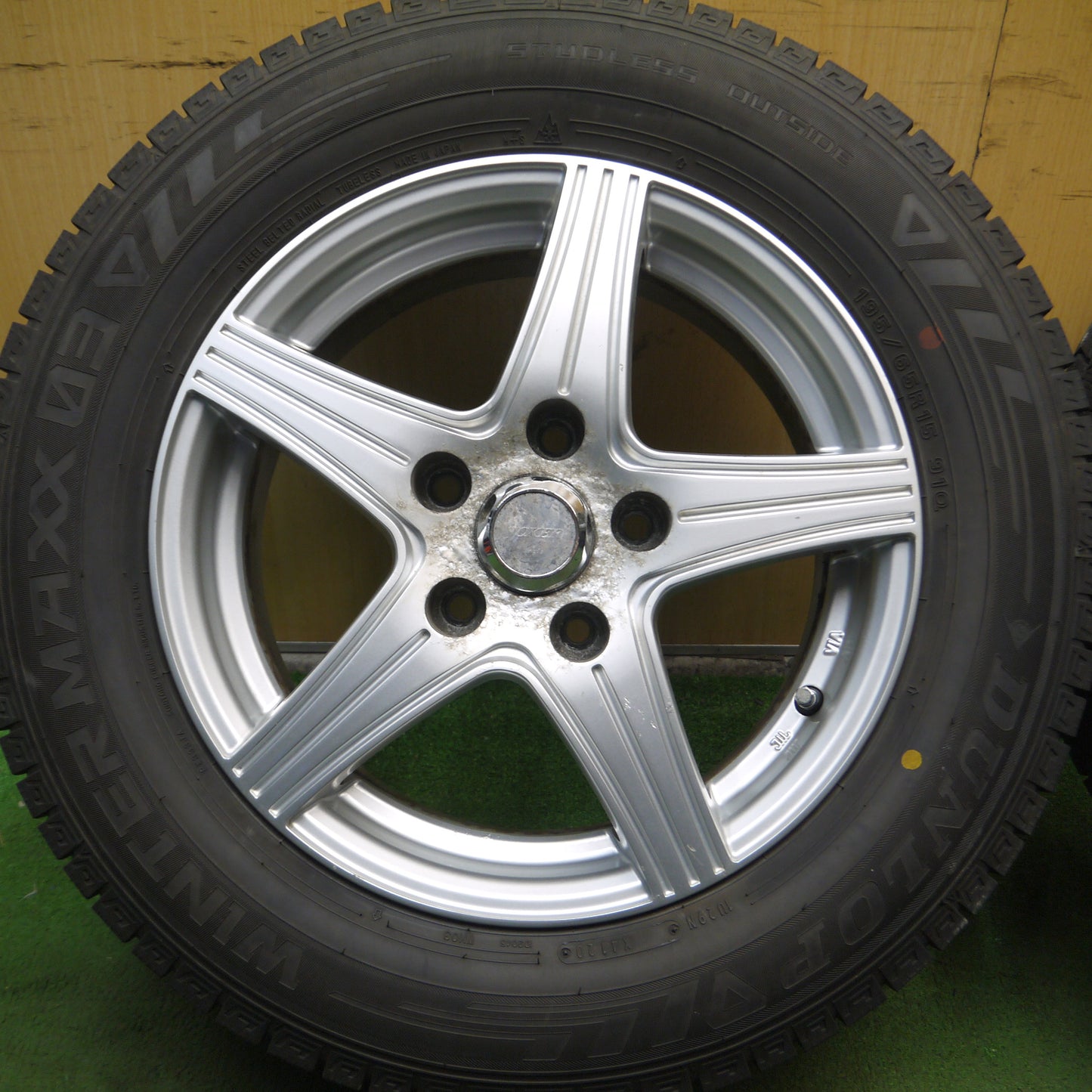 *送料無料*バリ溝！20年！9.5分★スタッドレス 195/65R15 ダンロップ ウインターマックス03 JOKER ジョーカー PCD114.3/5H★3102702Hス