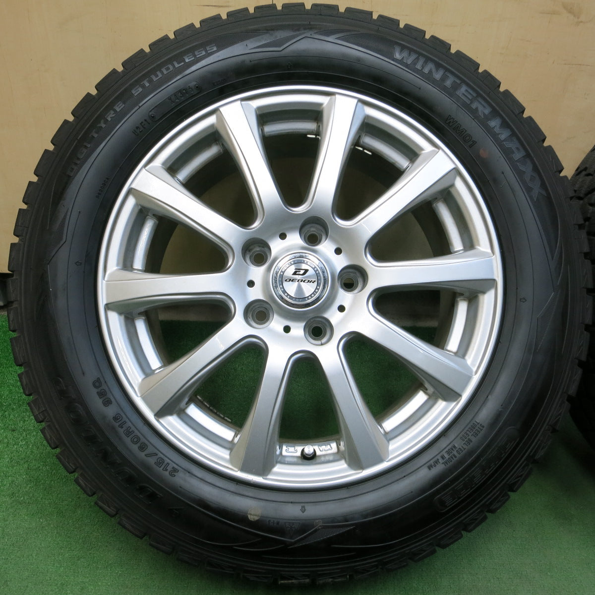 *送料無料*バリ溝！キレイ！ほぼ10分★スタッドレス 215/60R16 ダンロップ ウインターマックス WM01 DEBOR 16インチ PCD114.3/5H★3102806イス