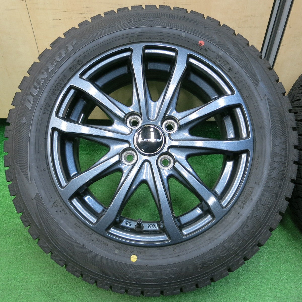 *送料無料* タイヤほぼ未使用！21年！キレイ★スタッドレス 175/65R14 ダンロップ ウインターマックス WM02 LEBEN レーベン 14インチ PCD100/4H★4020903イス