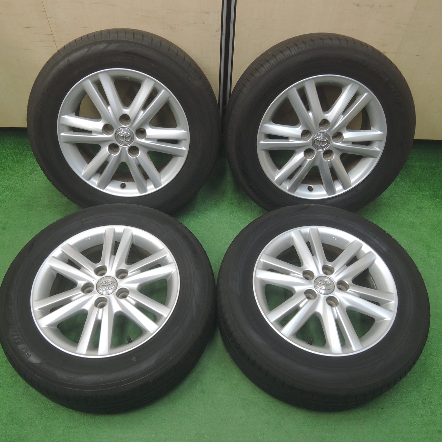 *送料無料* バリ溝！キレイ！8.5分★トヨタ マークX 純正 215/60R16 ヨコハマ BluEarth-A 16インチ PCD114.3/5H★4022108SYノ