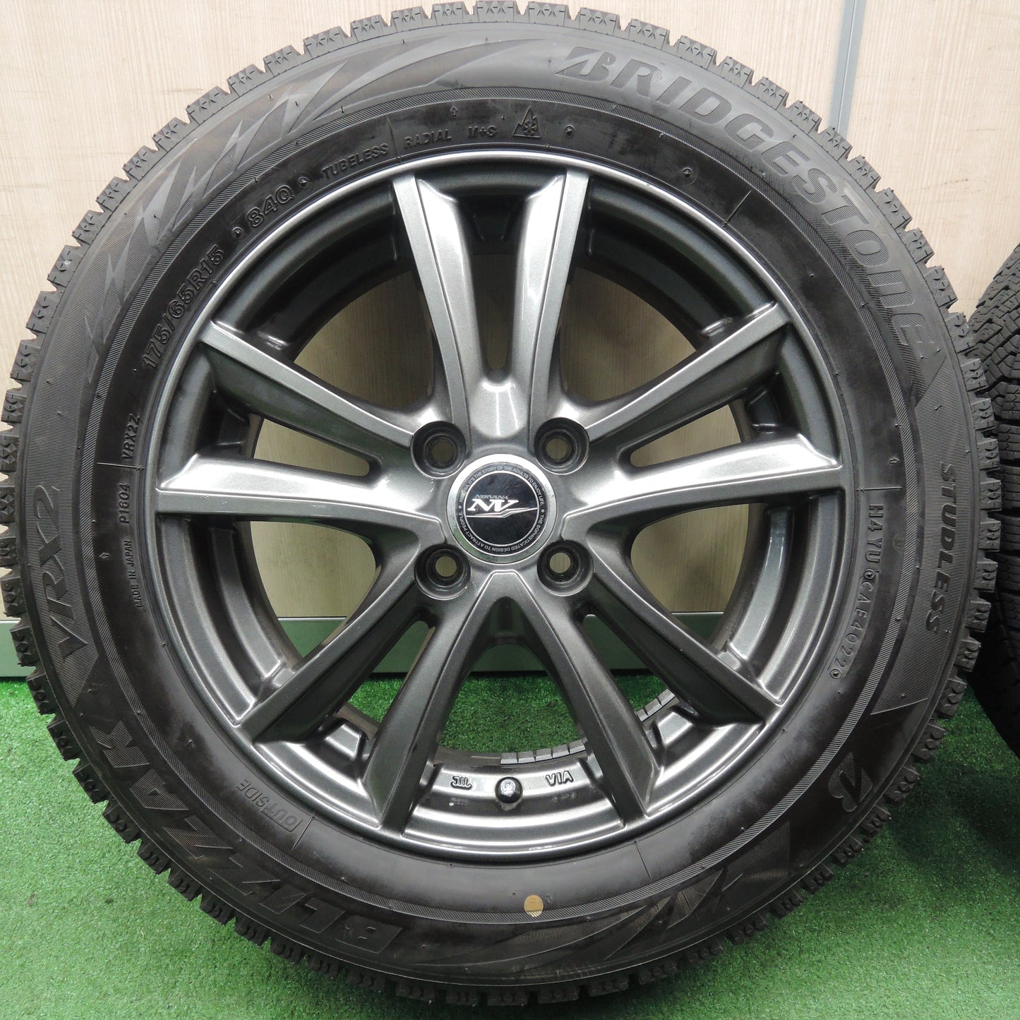 *送料無料*バリ溝！22年！キレイ！ほぼ10分★スタッドレス 175/65R15 ブリヂストン ブリザック VRX2 NIRVANA NV ニルバーナ 15インチ PCD100/4H★3120502NJス