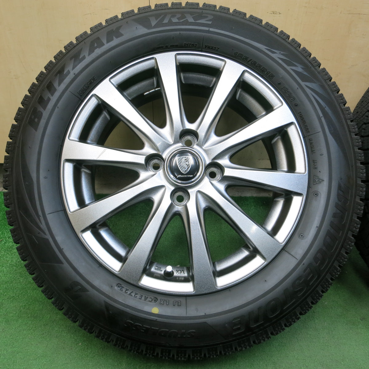 *送料無料*バリ溝！22年！綺麗！ほぼ10分★スタッドレス 185/65R15 ブリヂストン ブリザック VRX2 MANARAY SPORT 15インチ PCD100/4H★3102805イス