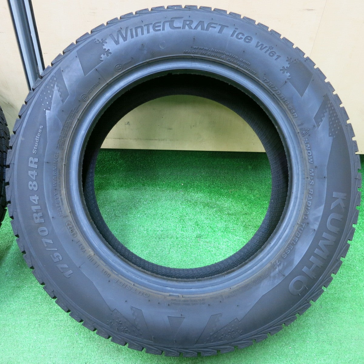 *送料無料* ほぼ未使用！22年★スタッドレス 175/70R14 クムホ ウィンタークラフト アイス wi61 タイヤ 14インチ フィット ヴィッツ シエンタ等★4030807イスタ