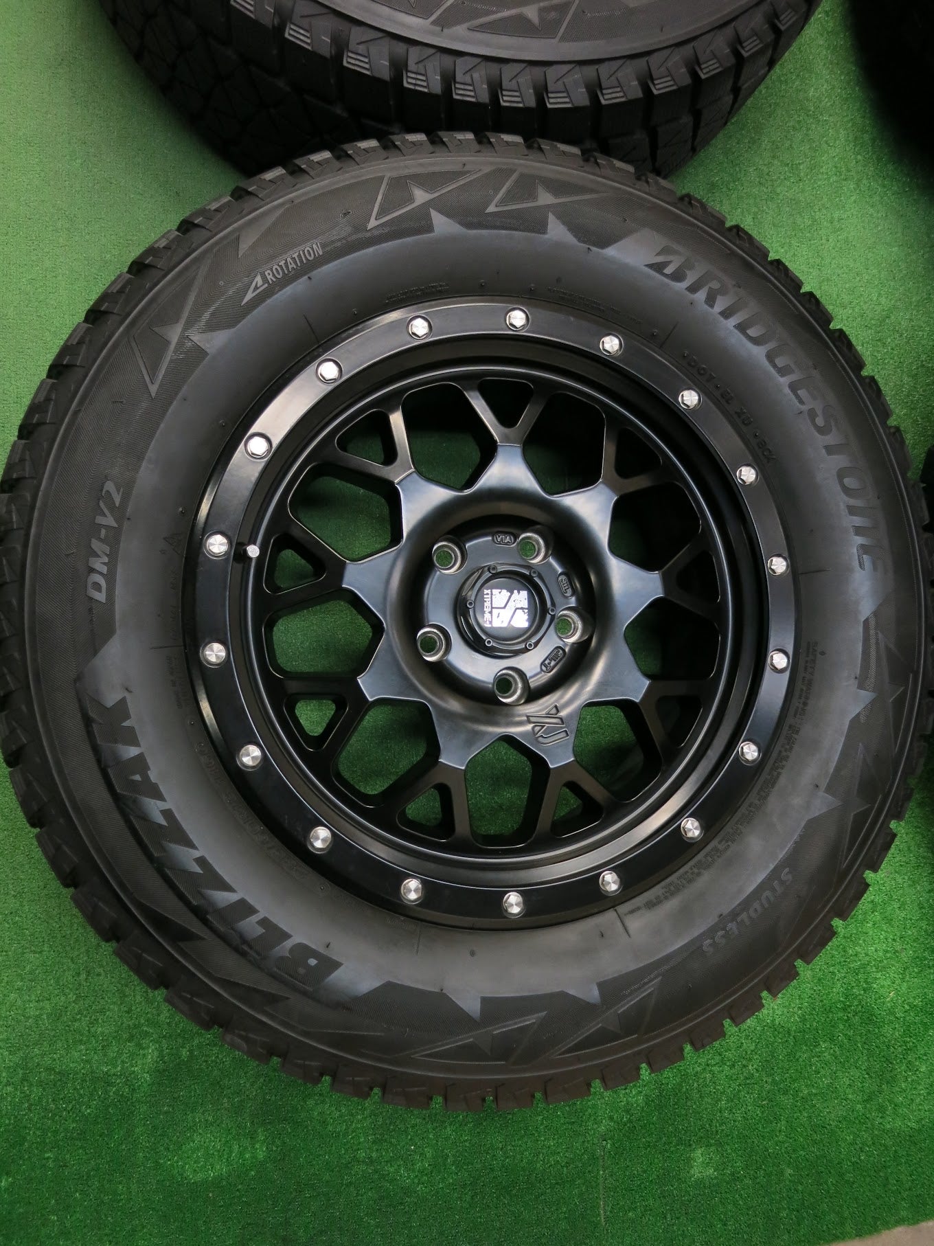 [送料無料]バリ溝 18年！9.5分以上★ジープ 等 XTREME-J XJ04 285/60R18 スタッドレス ブリヂストン ブリザック DM-V2 エクストリームJ PCD127/5★2122002ヒス