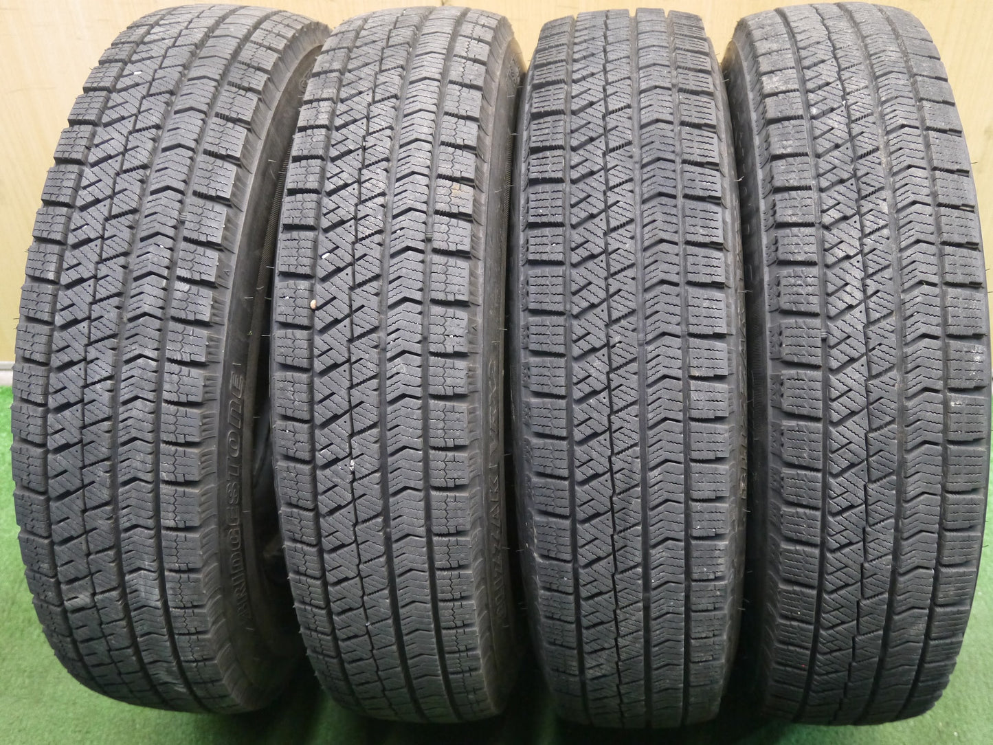 [送料無料]バリ溝！21年！8.5分★スタッドレス 145/80R13 ブリヂストン ブリザック VRX2 TOPY トピー スチール ホイール 13インチ PCD100/4H★3022504ナス