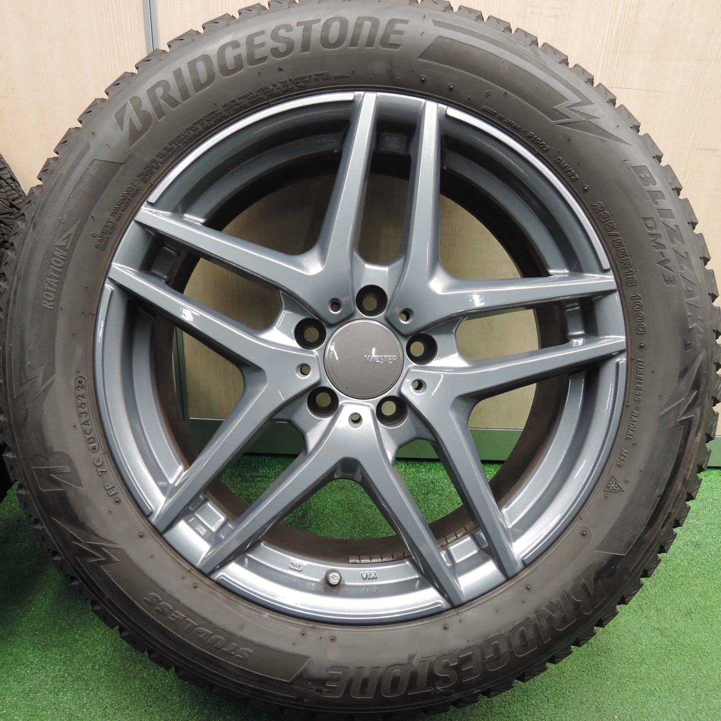 *送料無料*バリ溝！22年！キレイ！9.5分以上★ベンツ 等 WESTER 235/55R18 スタッドレス ブリヂストン ブリザック DM-V3 18インチ PCD112/5H★3120915HAス