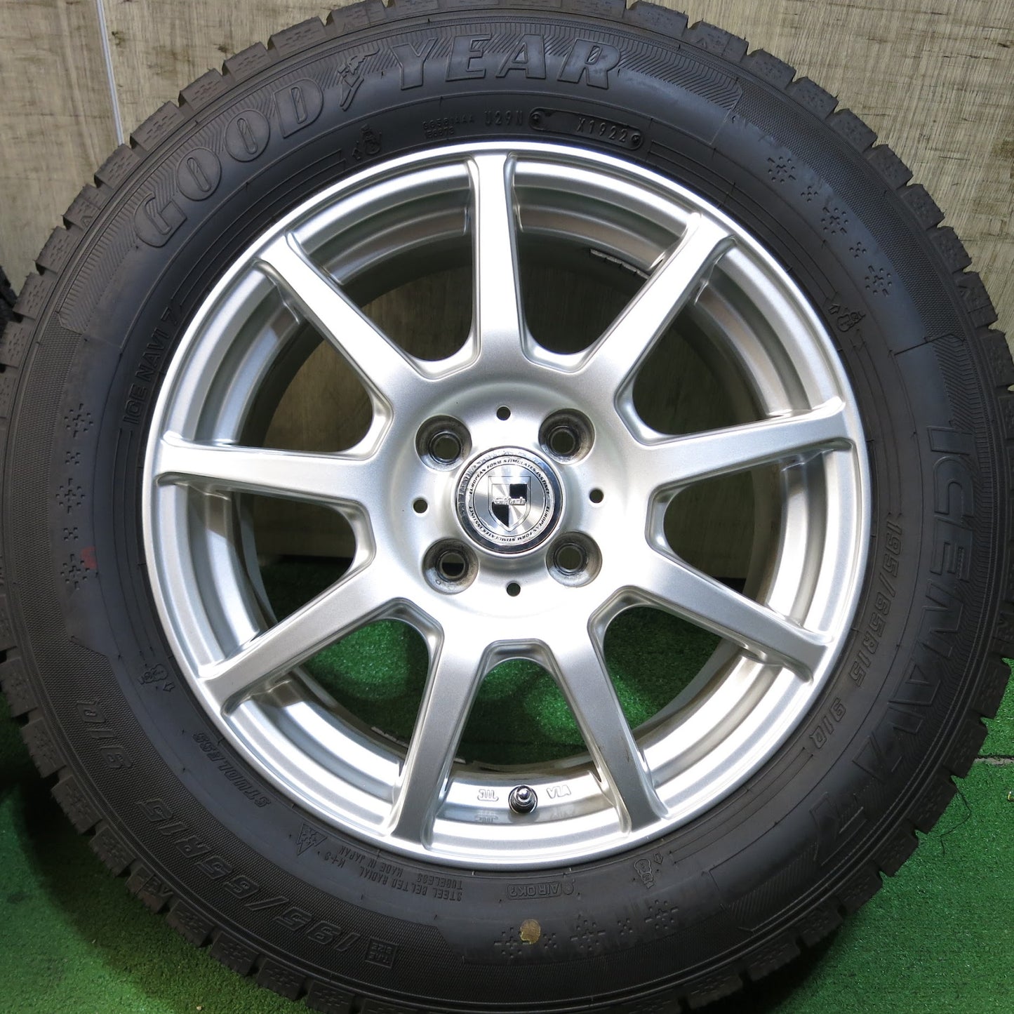 [送料無料]超バリ溝！22年！キレイ！ほぼ10分★スタッドレス 195/65R15 グッドイヤー アイスナビ7 GMach 15インチ PCD100/4H★3061406Hス