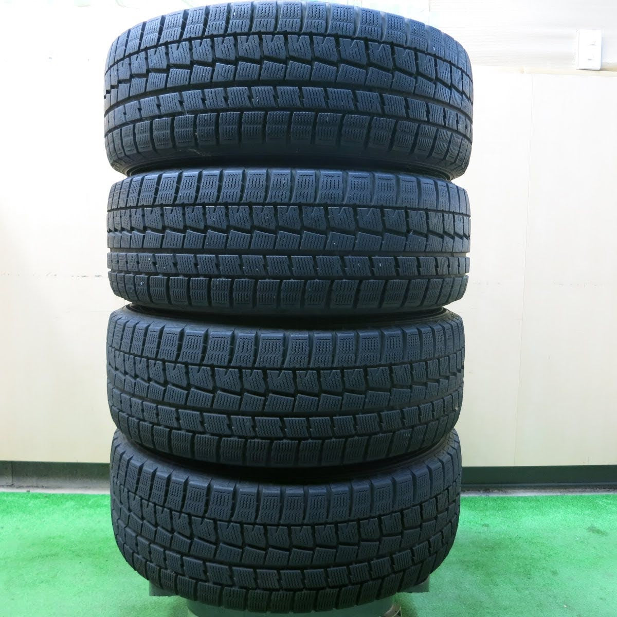 [送料無料]バリ溝！9分★スタッドレス 215/60R16 ダンロップ ウインターマックス WM01 CEREBRO セレブロ 16インチ PCD114.3/5H★3071508イス