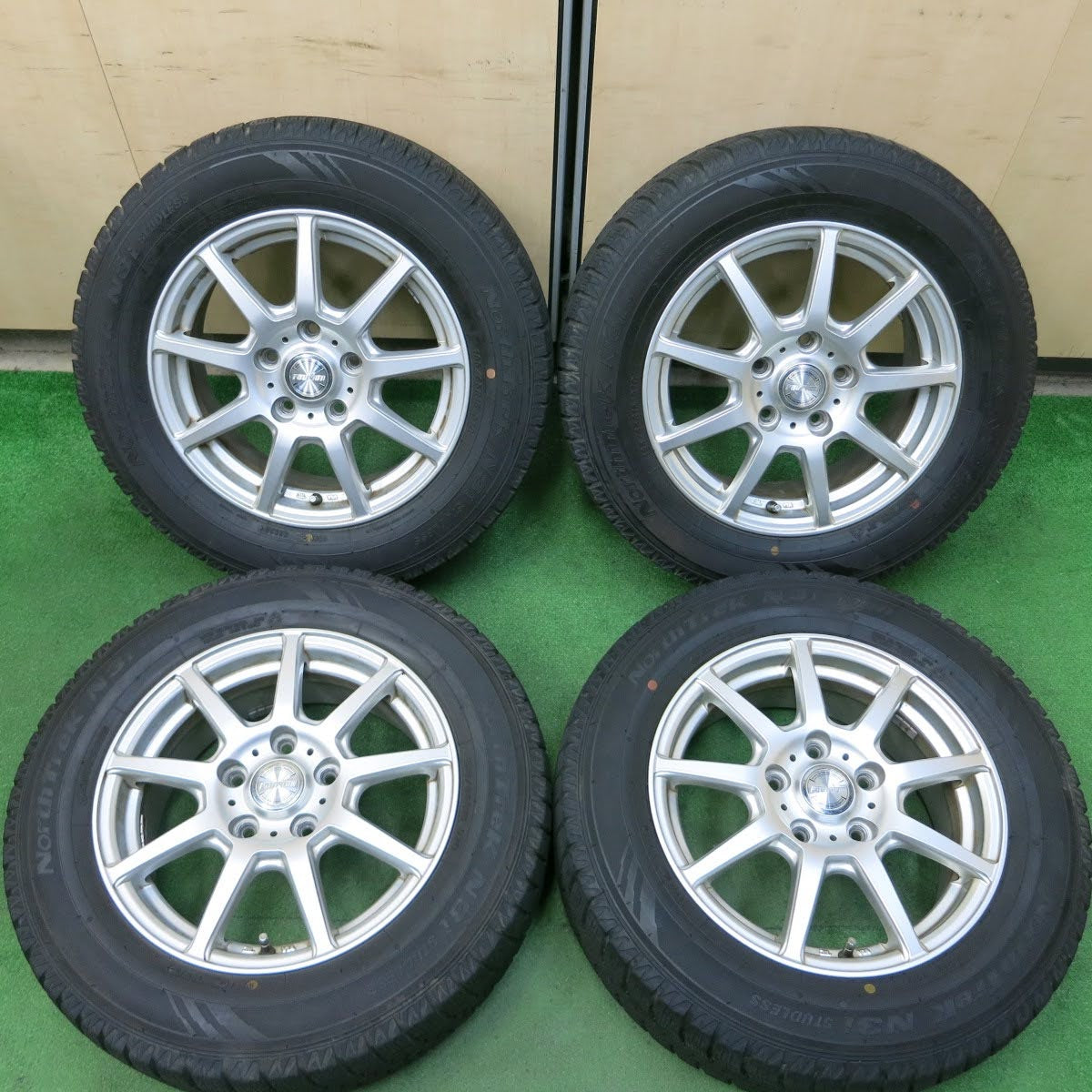 [送料無料]バリ溝！20年！9.5分★スタッドレス 195/65R15 オートバックス ノーストレック N3i ravrion ラブリオン 15インチ PCD114.3/5H★3092108イス