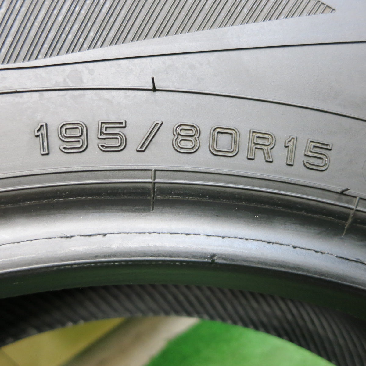 *送料無料*バリ溝！20年！9.5分★スタッドレス 195/80R15 ダンロップ ウインターマックス SV01 タイヤ 15インチ ハイエース キャラバン 等★3102104イノタ