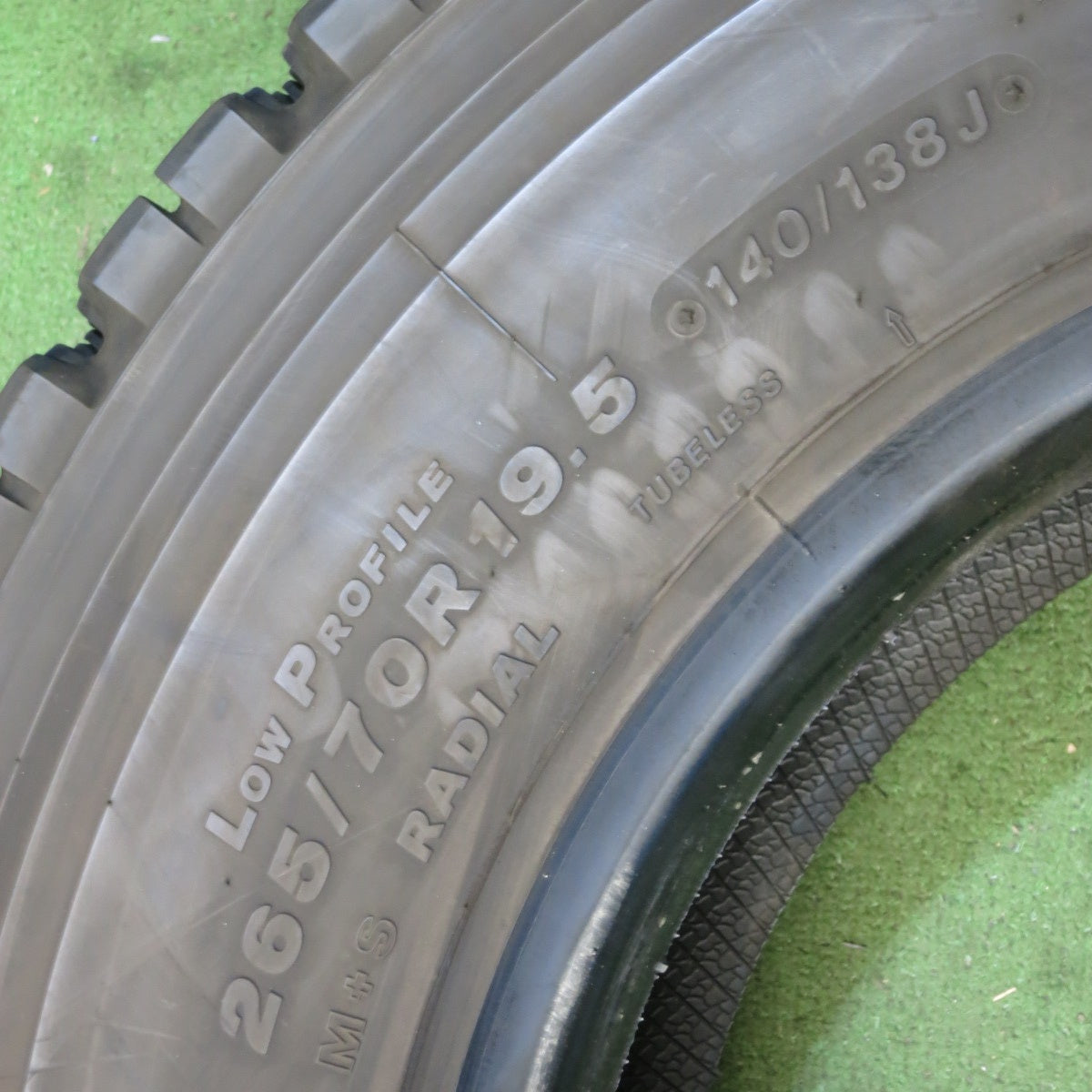 *送料無料* バリ溝！22年！9.5分★トラック タイヤ 265/70R19.5 140/138J スタッドレス ブリヂストン W900  19.5インチ★4021601クスタ