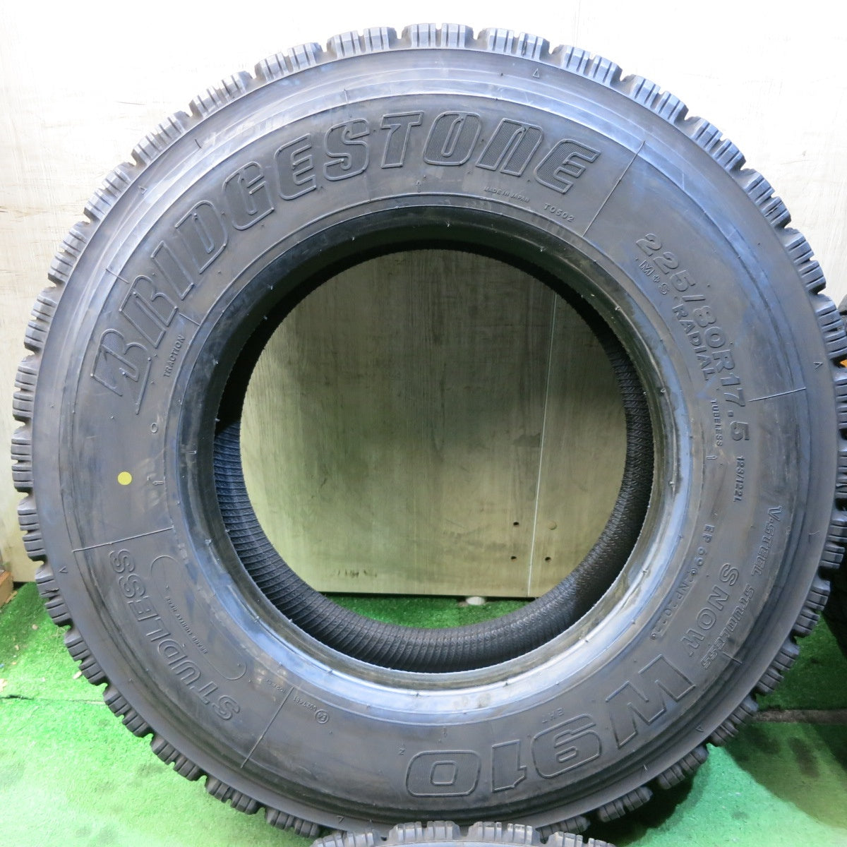 *送料無料* バリ溝！22年！9分★トラック タイヤ 225/80R17.5 123/122L スタッドレス ブリヂストン W910 17.5インチ★4020204クスタ