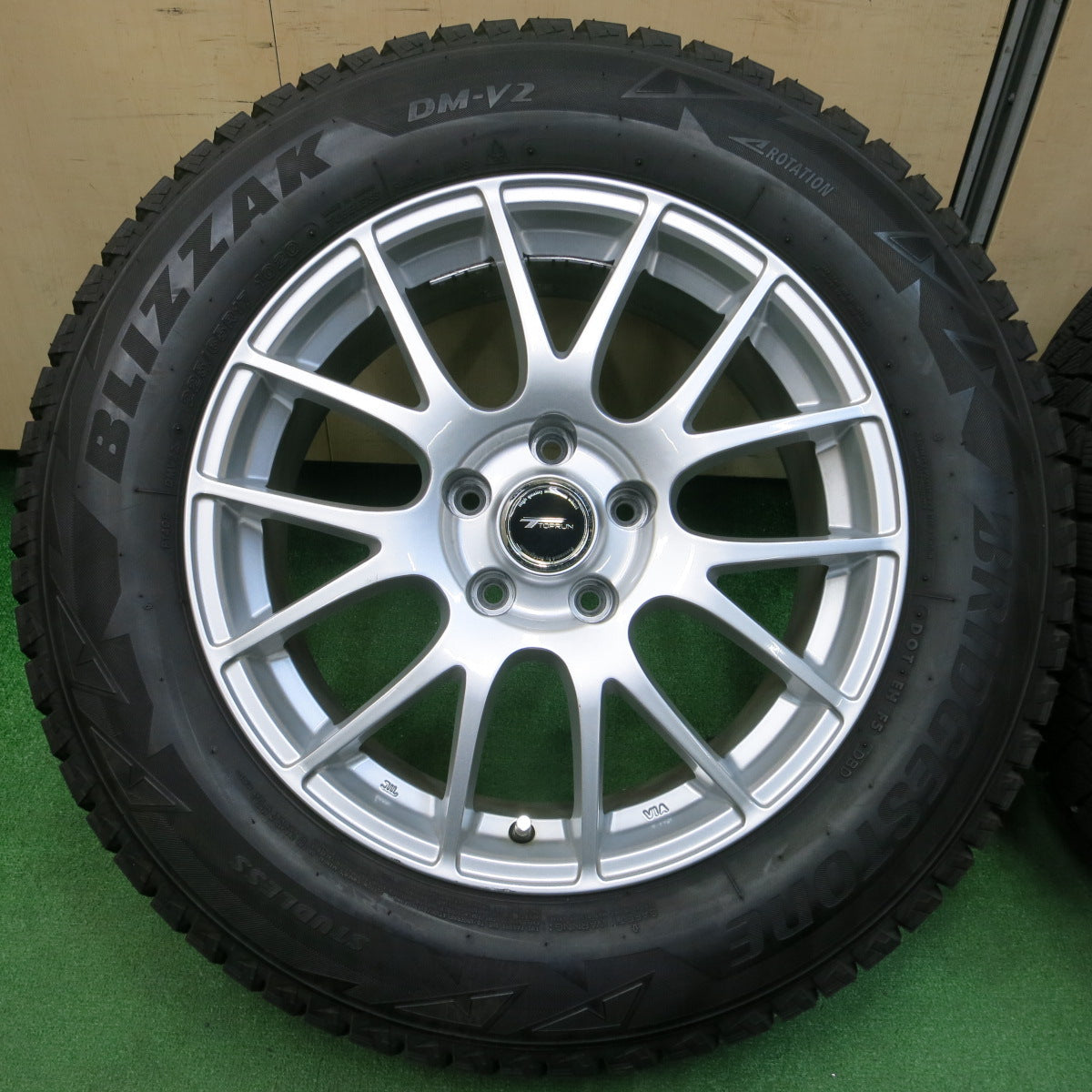 *送料無料*バリ溝！キレイ！9分★スタッドレス 225/65R17 ブリヂストン ブリザック DM-V2 TOPRUN トップラン 17インチ  PCD114.3/5H★4011005イス