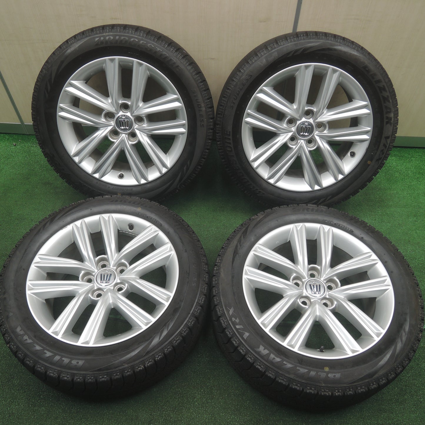 *送料無料*バリ溝！キレイ！9.5分★トヨタ 210系 クラウン アスリート 純正 215/55R17 スタッドレス ブリヂストン ブリザック VRX PCD114.3/5H★3111409TNス