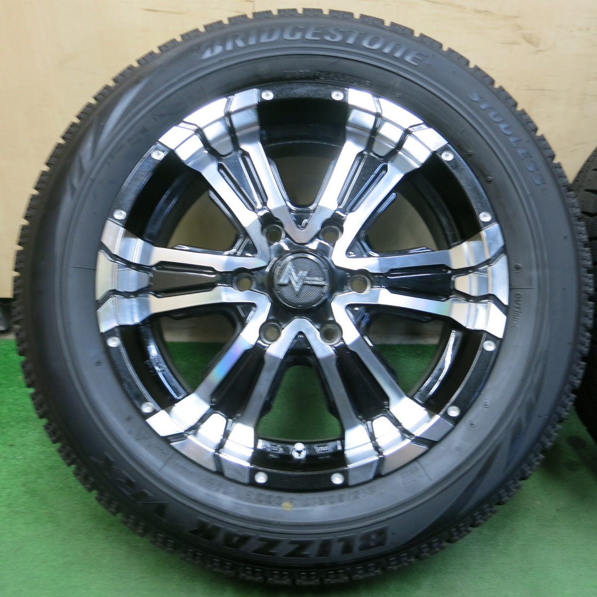 *送料無料*バリ溝！20年！キレイ！ほぼ10分★スタッドレス 215/60R17 ブリヂストン ブリザック VRX NITRO POWER LFM527 ナイトロパワー 17インチ PCD139.7/6H★3102506イス