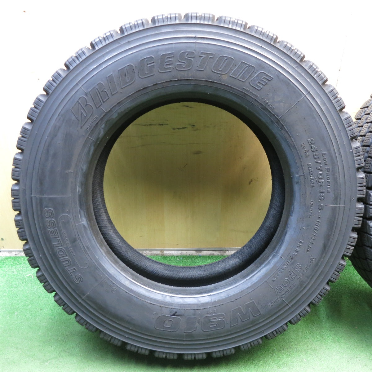 *送料無料* 2本価格！21年★トラック タイヤ 245/70R19.5 136/134J スタッドレス ブリヂストン W910  19.5インチ★4022201クスタ