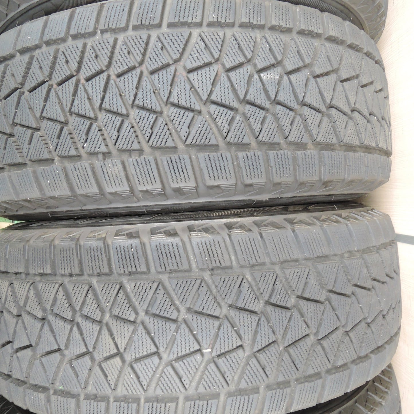 [送料無料]バリ溝！キレイ！8.5分★URBAN SPORT 4X4 Engineering 265/65R17 スタッドレス ブリヂストン ブリザック DM-V2 17インチ PCD139.7/6H★3111604TNス