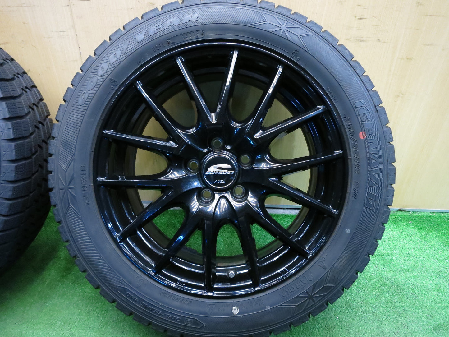 [送料無料]バリ溝！18年！キレイ！9.5分以上★スタッドレス SCHNEIDER 205/55R16 グッドイヤー アイスナビ6 MiD シュナイダー マルカ PCD100/5H★2121206Hス