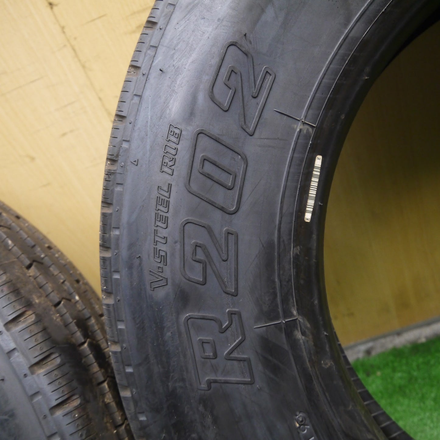 [送料無料]新車外し！19年！ほぼ未使用★トラック タイヤ 205/80R17.5 120/118L ブリヂストン R202 17.5インチ★3073106Hノタ