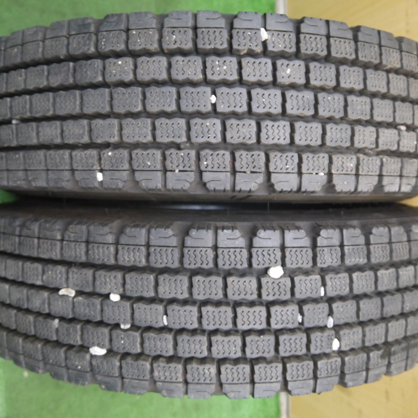 [送料無料]バリ溝！22年！9.5分★トラック タイヤ 225/80R17.5 123/122L スタッドレス ブリヂストン W910 17.5インチ★3061309クスタ