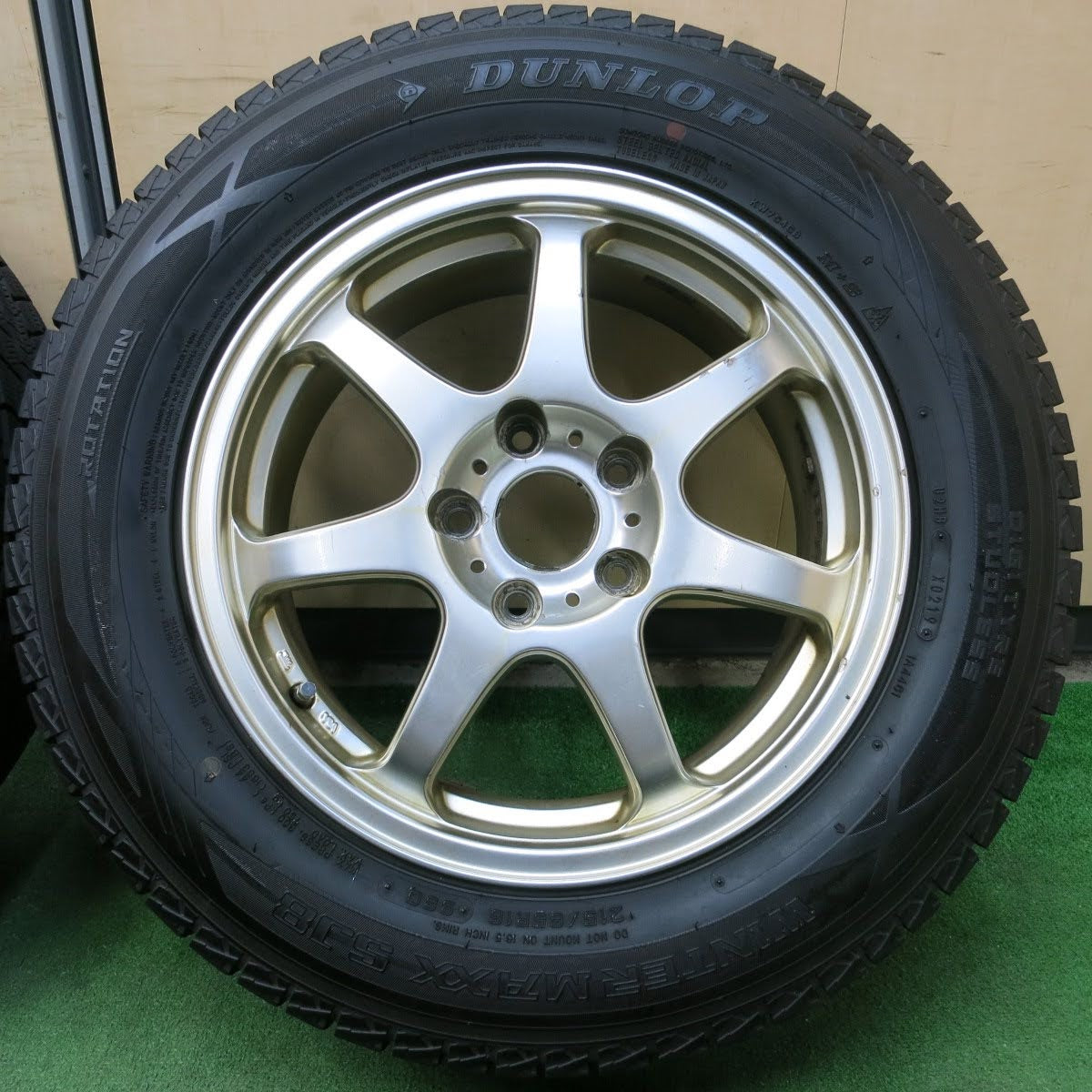 [送料無料]バリ溝！19年！9.5分★スタッドレス 215/65R16 ダンロップ ウインターマックス SJ8 LIZEA TH-10 16インチ PCD114.3/5H★3093006イス