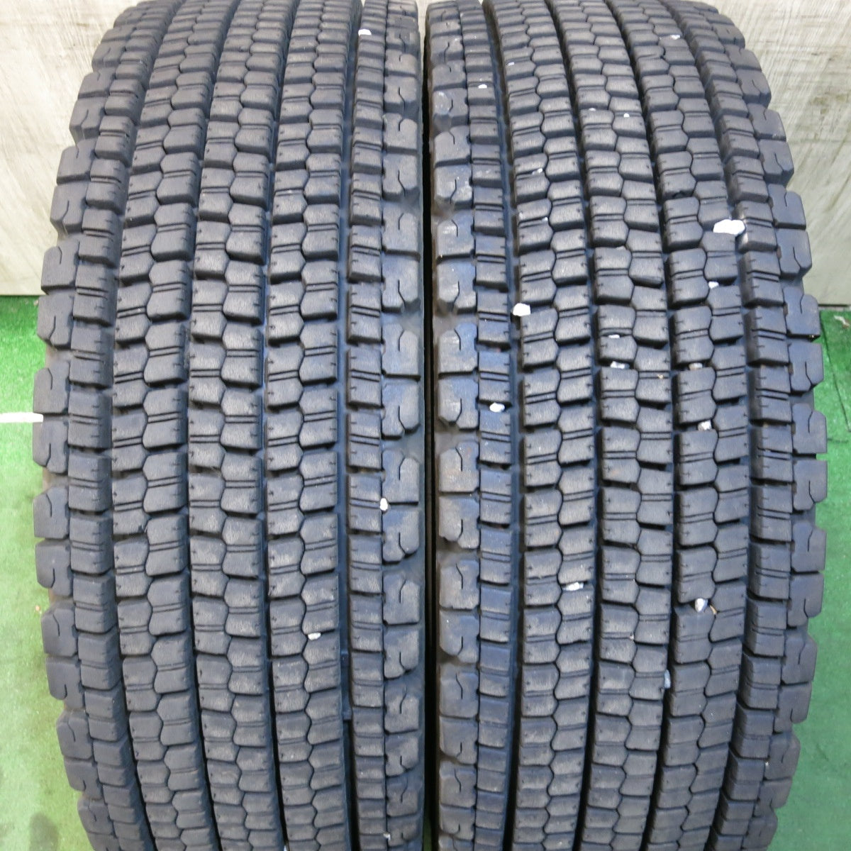 *送料無料* バリ溝！22年！9分★トラック タイヤ 265/70R19.5 140/138J スタッドレス ブリヂストン W900 19.5インチ★4021408クスタ