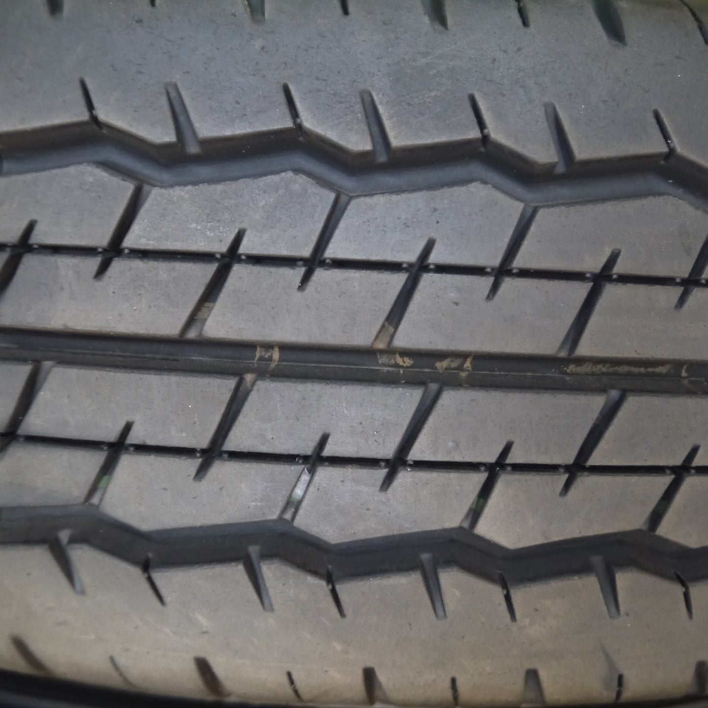 [送料無料]バリ溝！9.5分★195/80R15 107/105L ダンロップ SP175N タイヤ 15インチ ハイエース キャラバン 等★3101004Hノタ