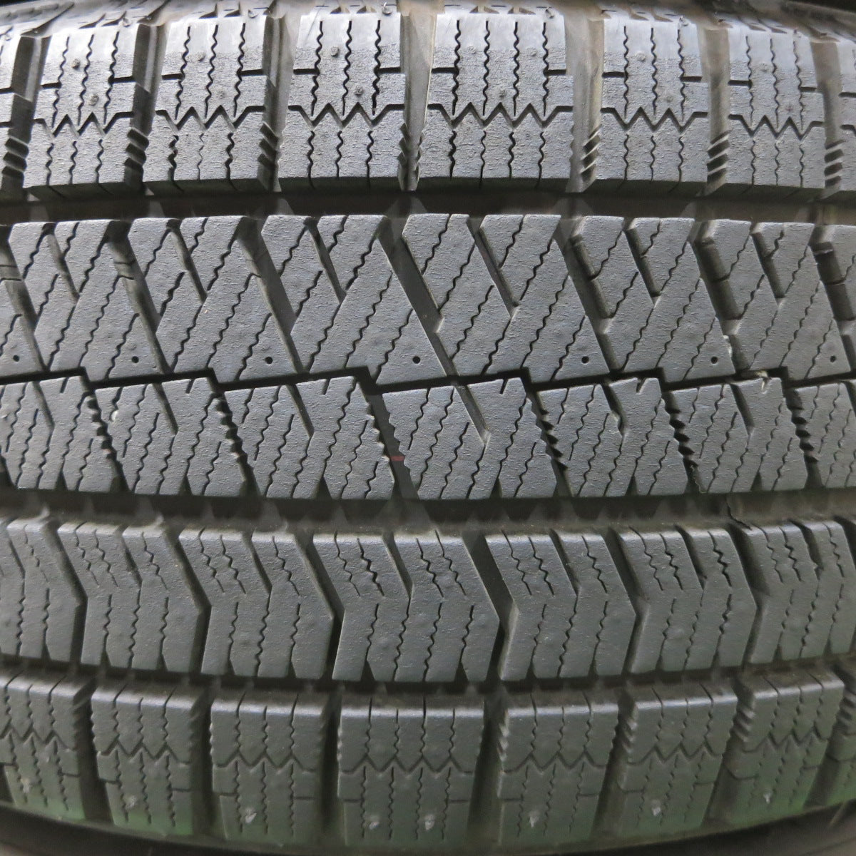 *送料無料*バリ溝！21年！キレイ！9.5分以上★スタッドレス 215/60R17 ブリヂストン ブリザック VRX2 SPORT KRONE 17インチ PCD114.3/5H★3111302イス