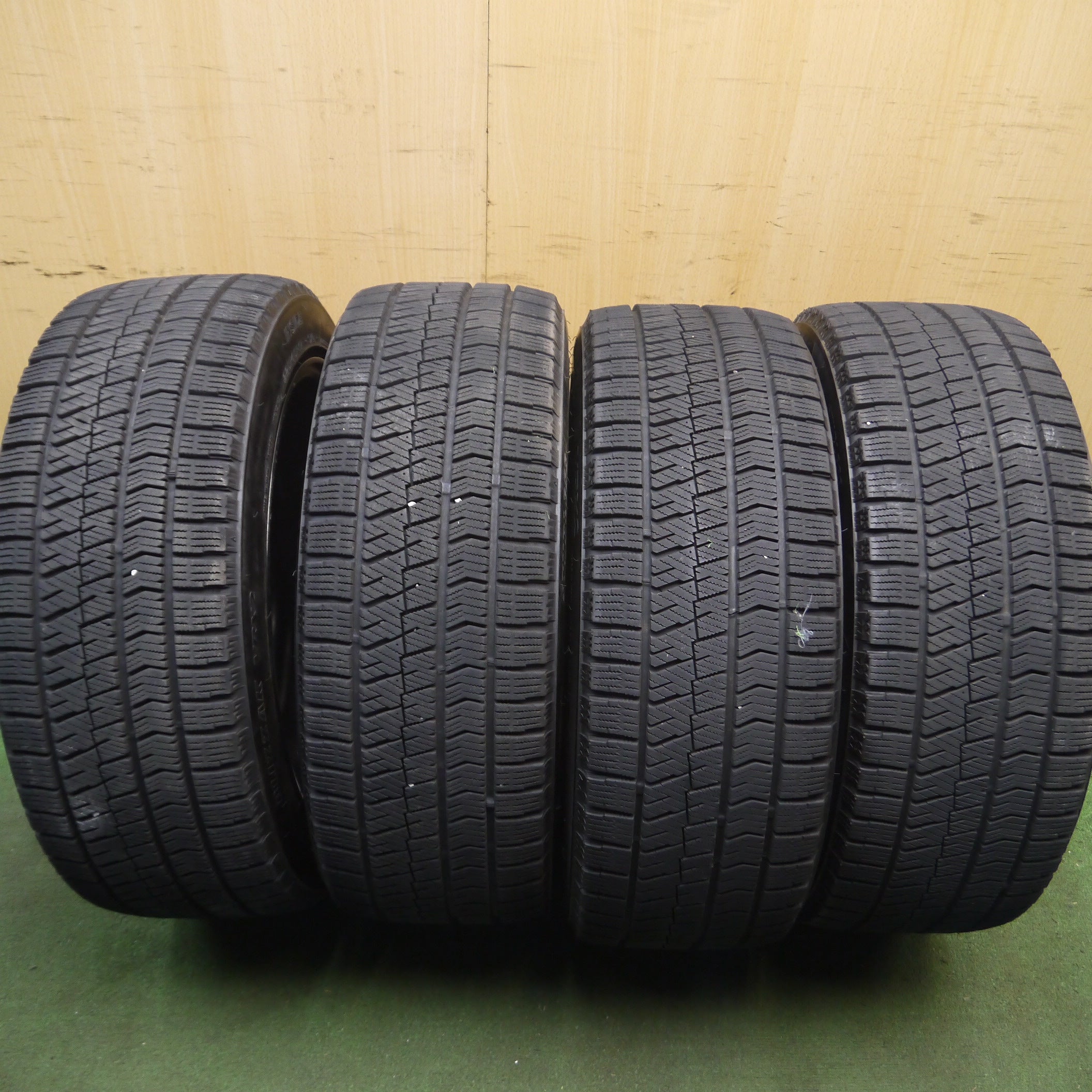 送料無料*バリ溝！キレイ！9.5分☆レクサス等 225/45R17 スタッドレス 