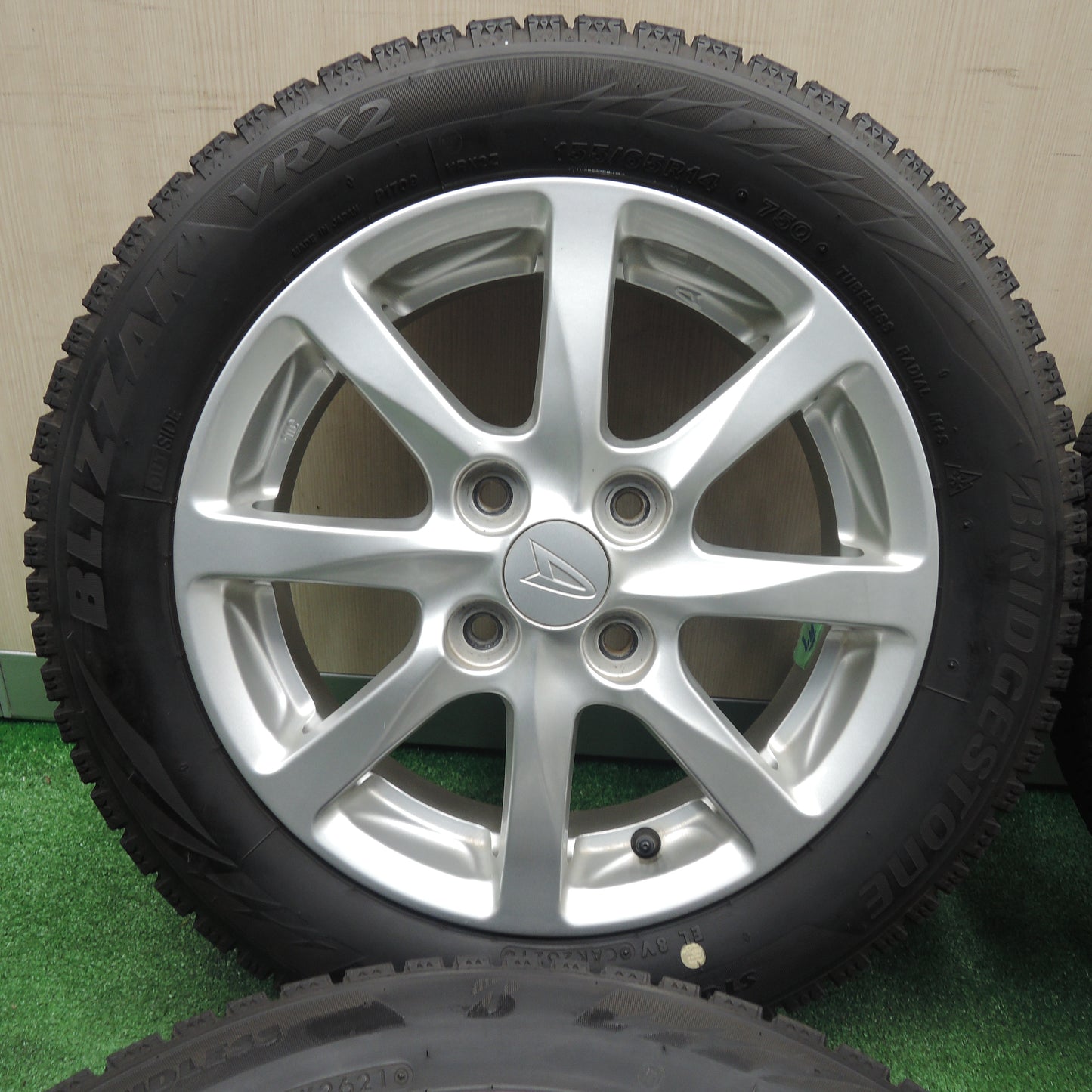 *送料無料*バリ溝！21年！キレイ！8.5分★ダイハツ タント 純正 155/65R14 スタッドレス ブリヂストン ブリザック VRX2 14インチ PCD100/4H★3111503SYス