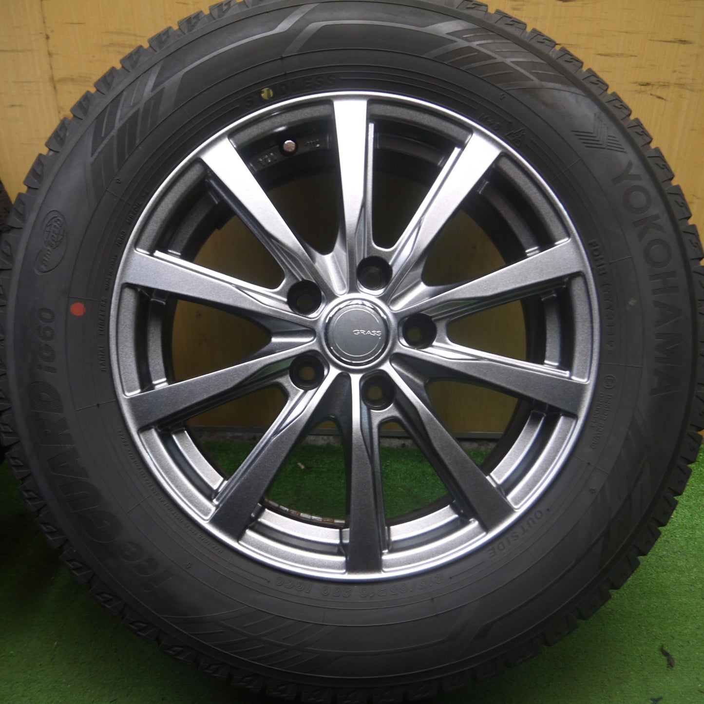 *送料無料* バリ溝！キレイ！9.5分★スタッドレス 215/65R16 ヨコハマ アイスガード iG60 GRASS グラス 16インチ PCD114.3/5H★4021907Hス