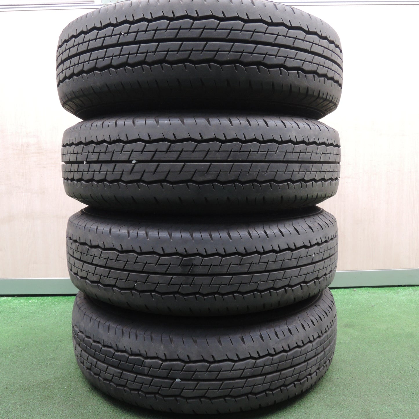 *送料無料* バリ溝！22年！9.5分★ハイエース等 195/80R15 107/105N ダンロップ SP175N BISON バイソン 15インチ PCD139.7/6H★4021202HAノ