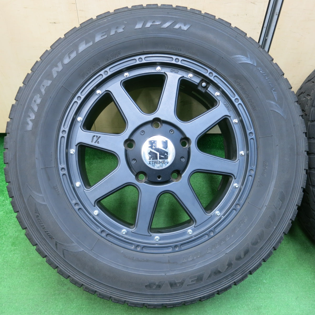 *送料無料* キレイ★ランクル 等 285/60R18 XTREME-J XJ スタッドレス グッドイヤー ラングラー IP/N PCD150/5H★4022605イス