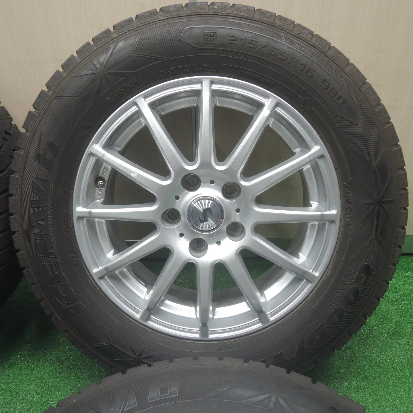 [送料無料]バリ溝！キレイ！9.5分★スタッドレス 215/65R16 グッドイヤー アイスナビ6 weds ウェッズ 16インチ PCD114.3/5H★3091203SYス