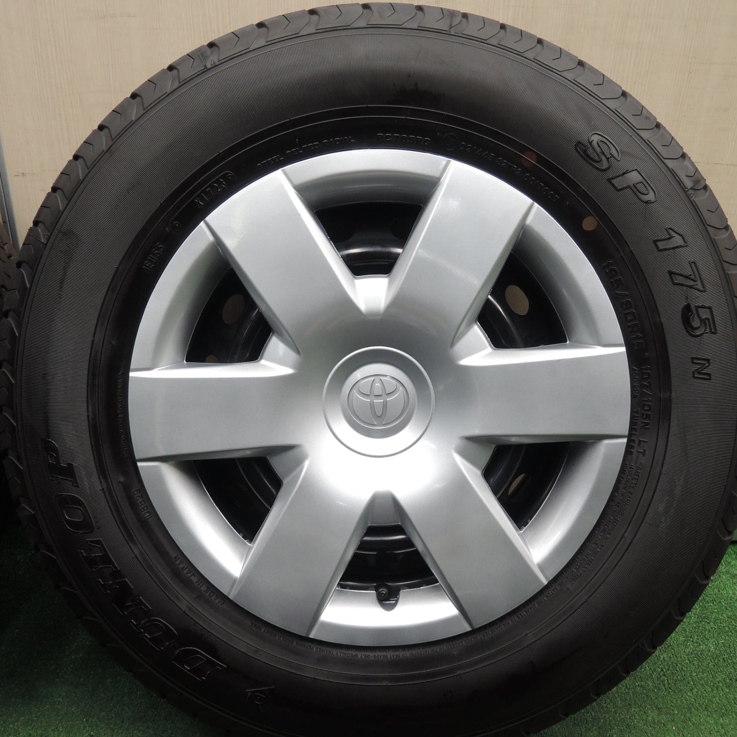 *送料無料* 新車外し！23年★トヨタ 200系 ハイエース 純正 スチール 195/80R15 107/105N ダンロップ SP175N 15インチ PCD139.7/6H★4021008HAノ