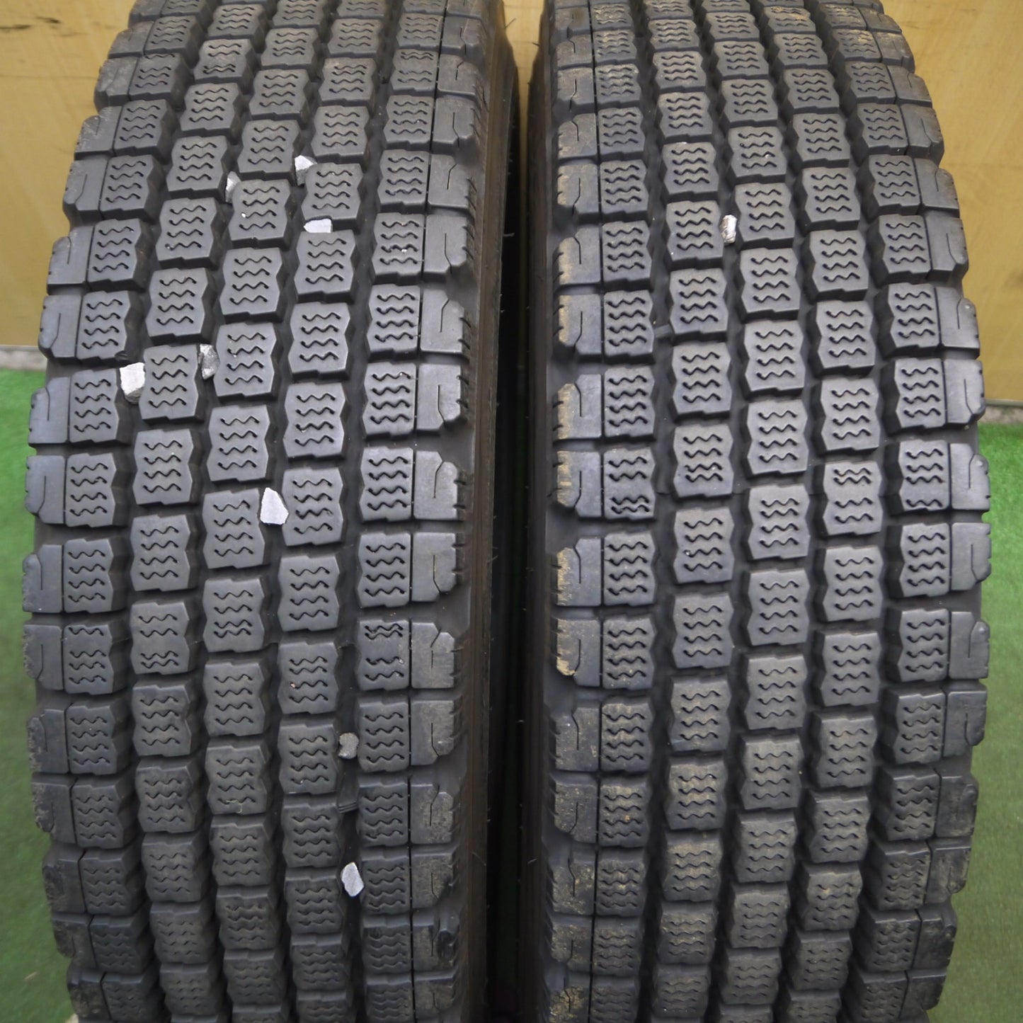 *送料無料* バリ溝！22年！8.5分★トラック タイヤ 225/80R17.5 123/122L スタッドレス ブリヂストン W910 17.5インチ★4022920KKスタ