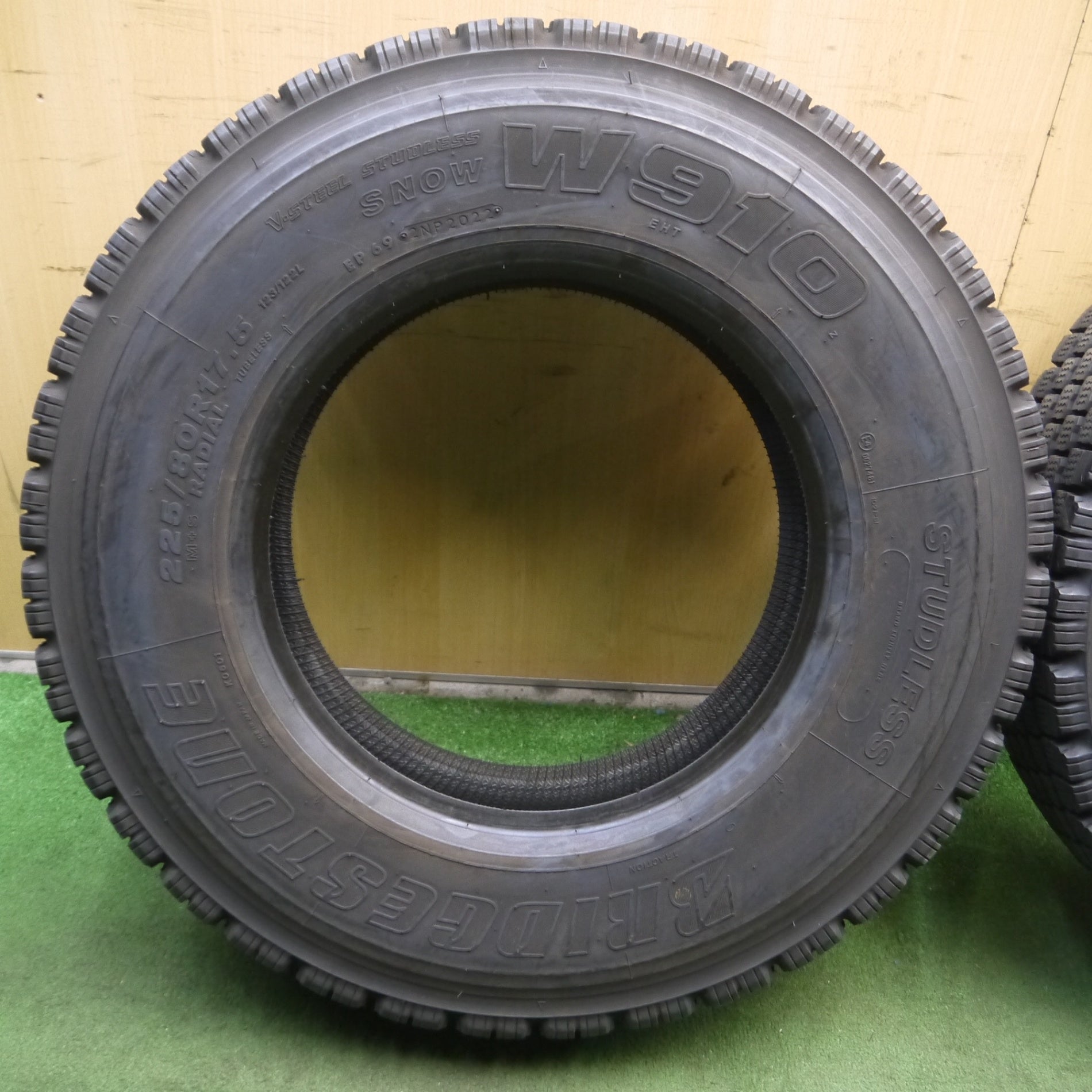 *送料無料* バリ溝！22年！8.5分★トラック タイヤ 225/80R17.5 123/122L スタッドレス ブリヂストン W910  17.5インチ★4022920KKスタ