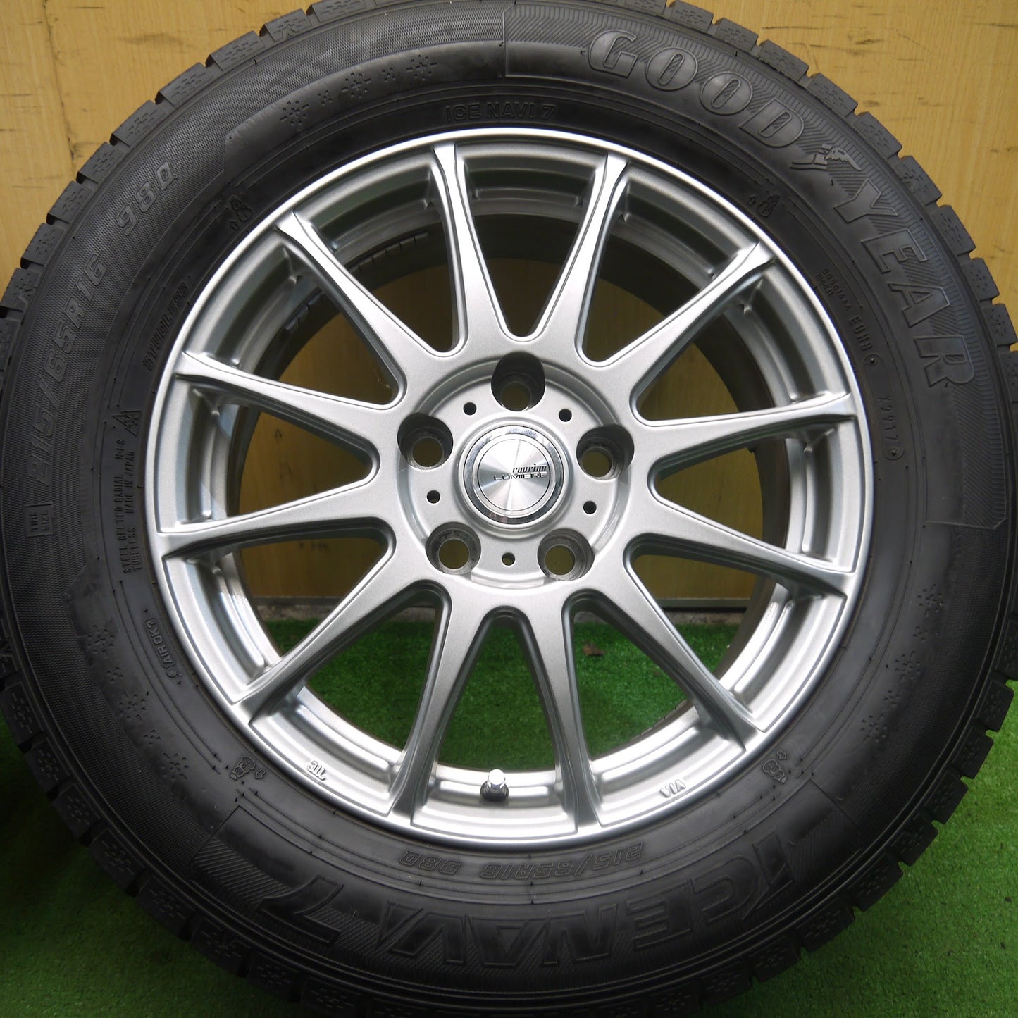 [送料無料]バリ溝！キレイ！9.5分★スタッドレス 215/65R16 グッドイヤー アイスナビ7 ravrion LUMIERE ラブリオン 16インチ PCD114.3/5H★3063010Hス