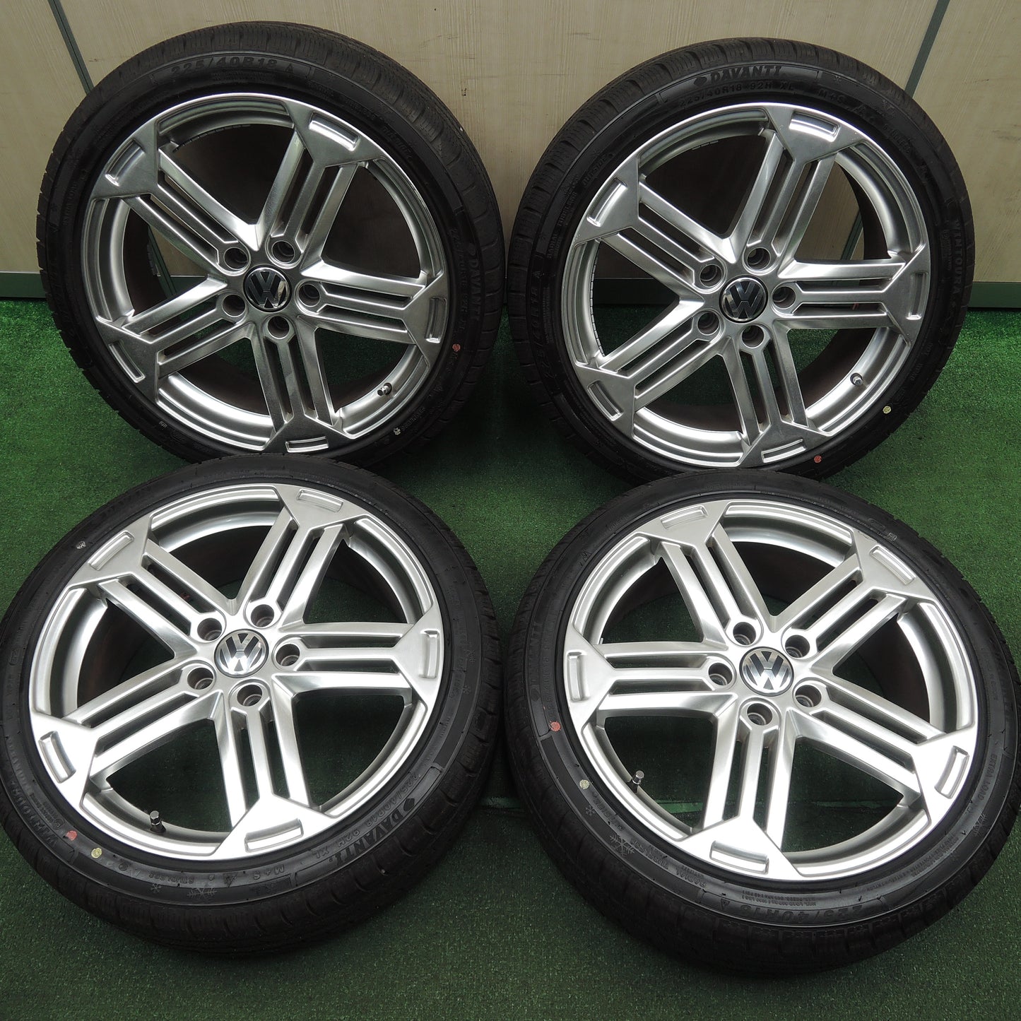 *送料無料*バリ溝！22年！ほぼ10分★ワーゲン ゴルフ6 タイプ 225/40R18 スタッドレス ダヴァンティ WINTOURA+ 18インチ PCD112/5H★3120911HAス