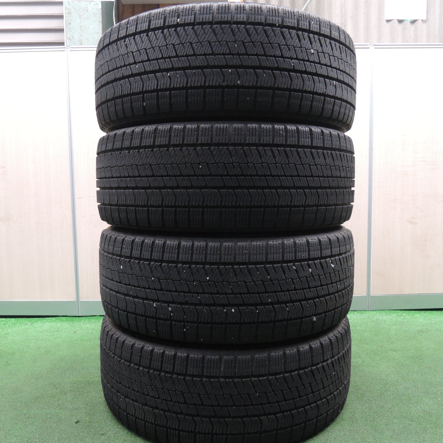 *送料無料*バリ溝！キレイ！9.5分★スタッドレス 235/40R18 ブリヂストン ブリザック VRX2 BALMINUM バルミナ 18インチ PCD114.3/5H★3120304HAス