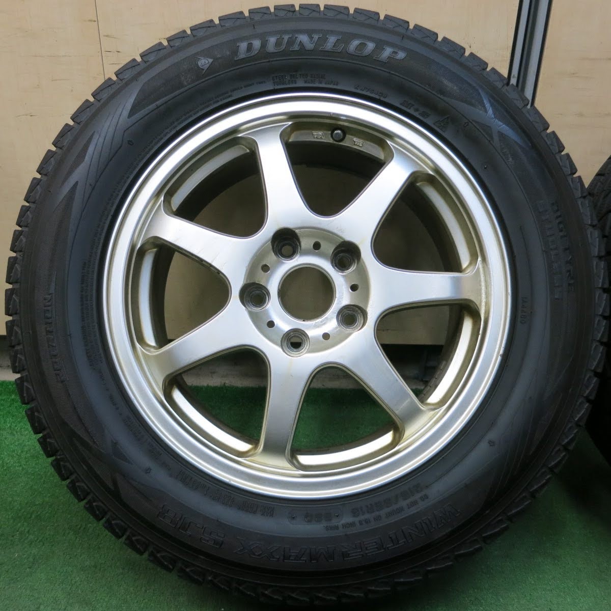 [送料無料]バリ溝！19年！9.5分★スタッドレス 215/65R16 ダンロップ ウインターマックス SJ8 LIZEA TH-10 16インチ  PCD114.3/5H★3093006イス