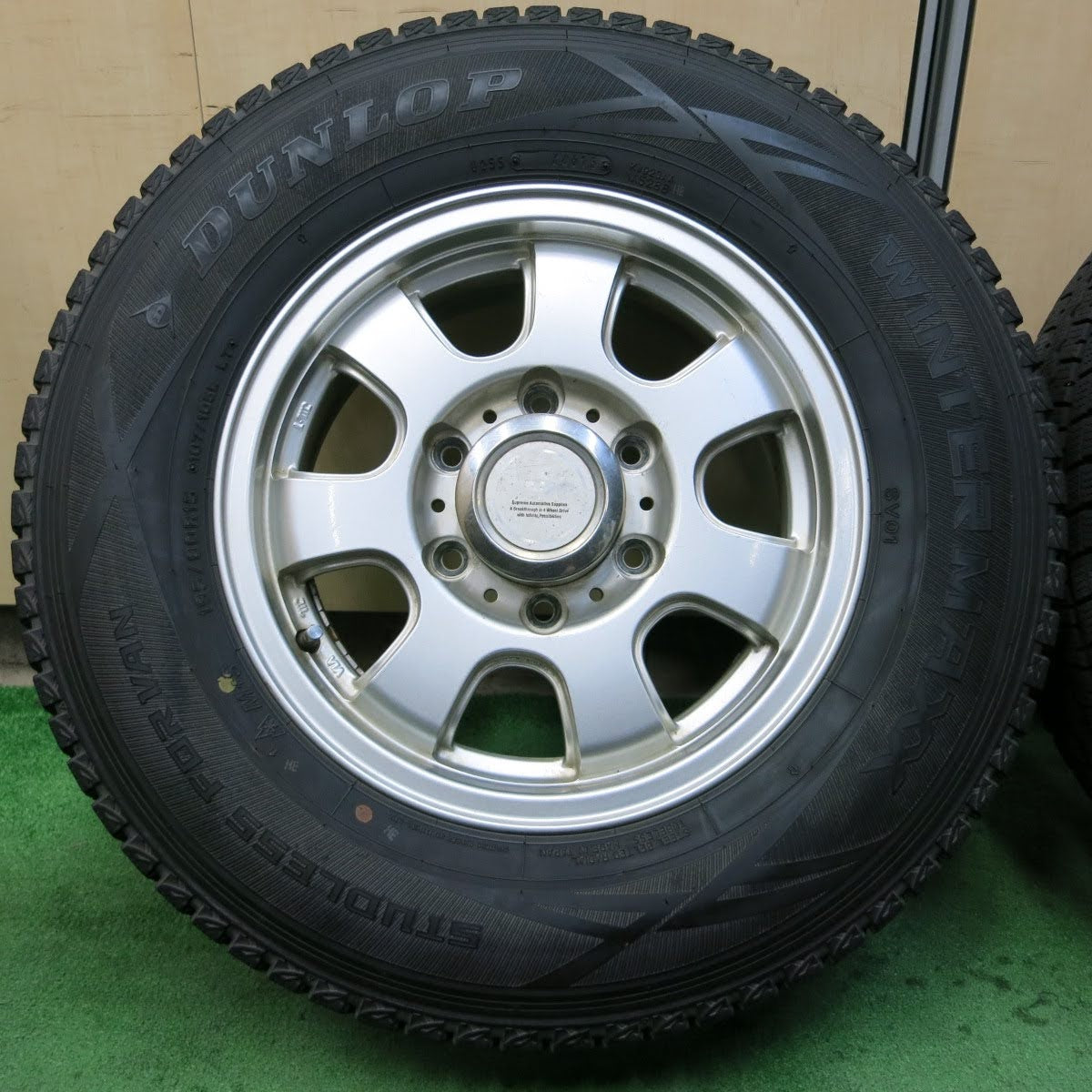 [送料無料]バリ溝！9.5分★ハイエース 等 BERG 195/80R15 107/105L スタッドレス ダンロップ ウインターマックス SV01  15インチ PCD139.7/6H★3080704イス