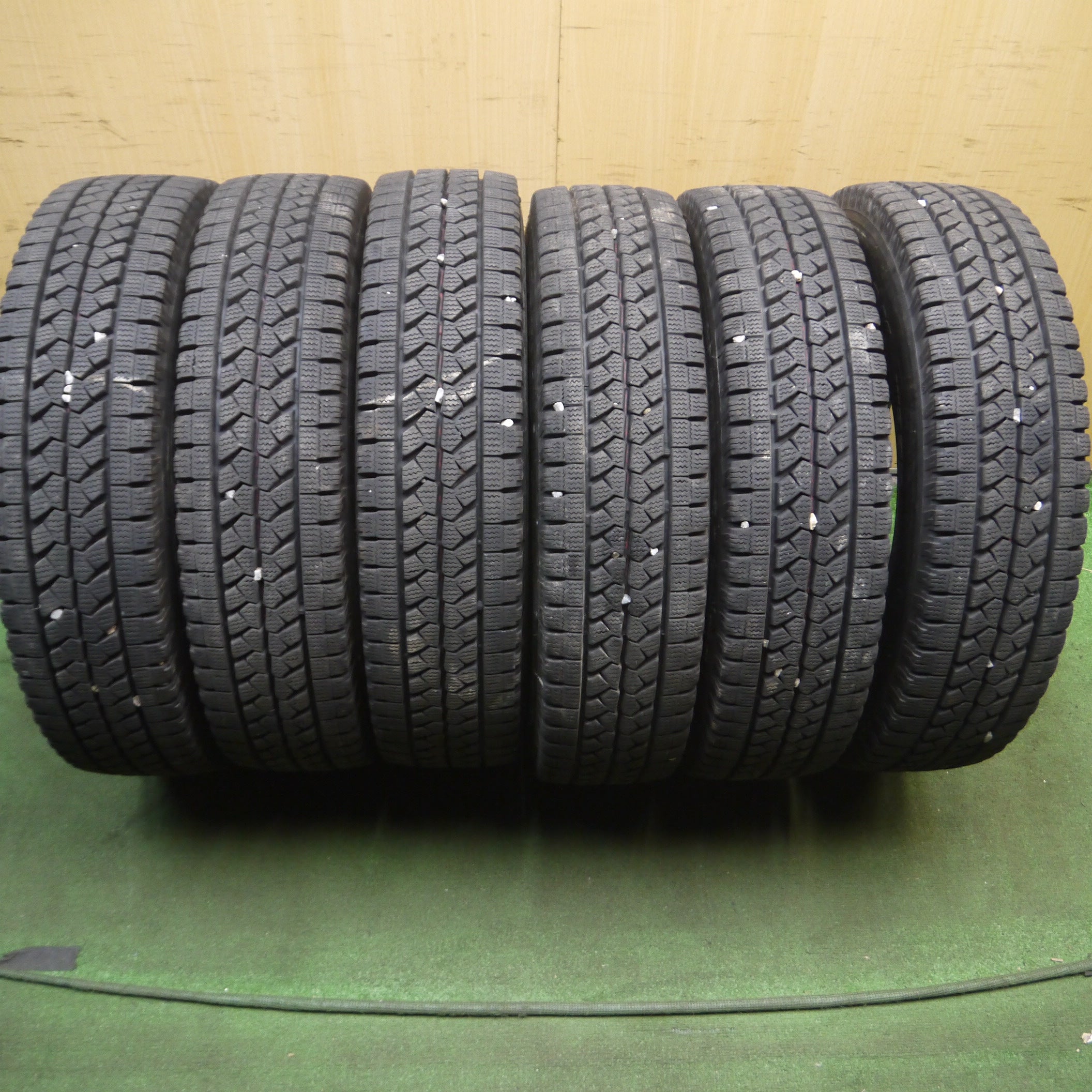 送料無料*バリ溝！9分☆トラック タイヤ 195/85R15 113/111L スタッドレス ブリヂストン ブリザック W979 15イン |  名古屋/岐阜の中古カー用品・工具の買取/販売ならガレージゲット