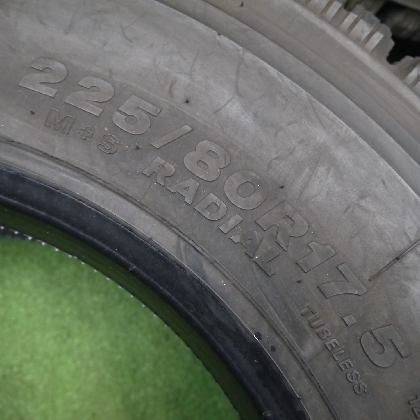 [送料無料]バリ溝！22年！9.5分★トラック タイヤ 225/80R17.5 123/122L スタッドレス ブリヂストン W910 17.5インチ★3061309クスタ