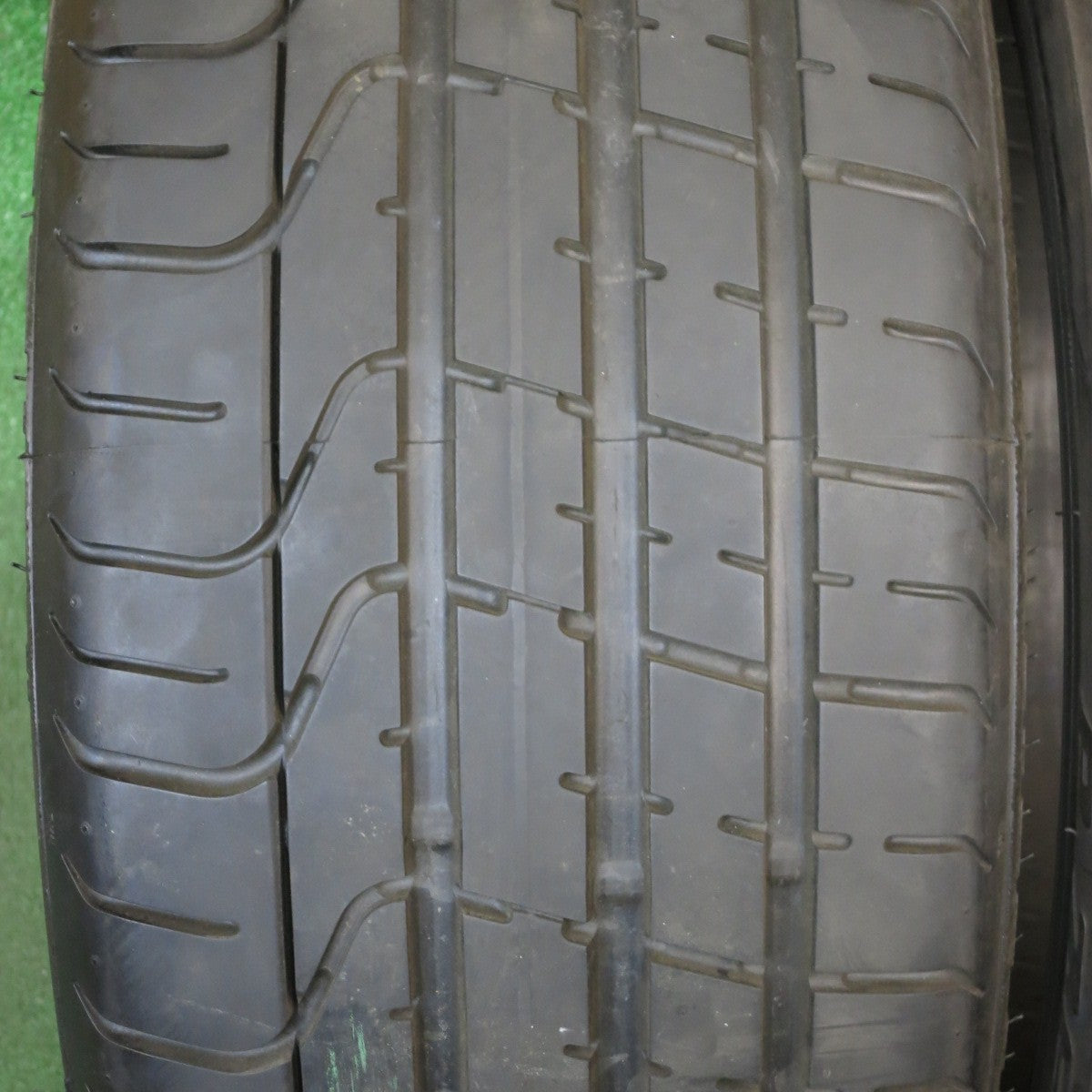 *送料無料* バリ溝！21年！9.5分以上★225/40R18 ピレリ PZERO TM タイヤ 18インチ ベンツ インプレッサ 等★4022302KKノタ