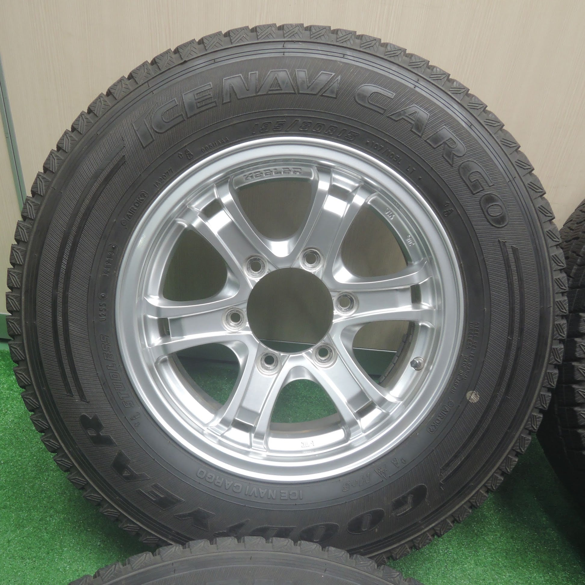 [送料無料]バリ溝！キレイ！9.5分★ハイエース 等 KEELER weds 195/80R15 107/105L スタッドレス グッドイヤー  アイスナビ キーラー PCD139.7/6H★3091209SYス