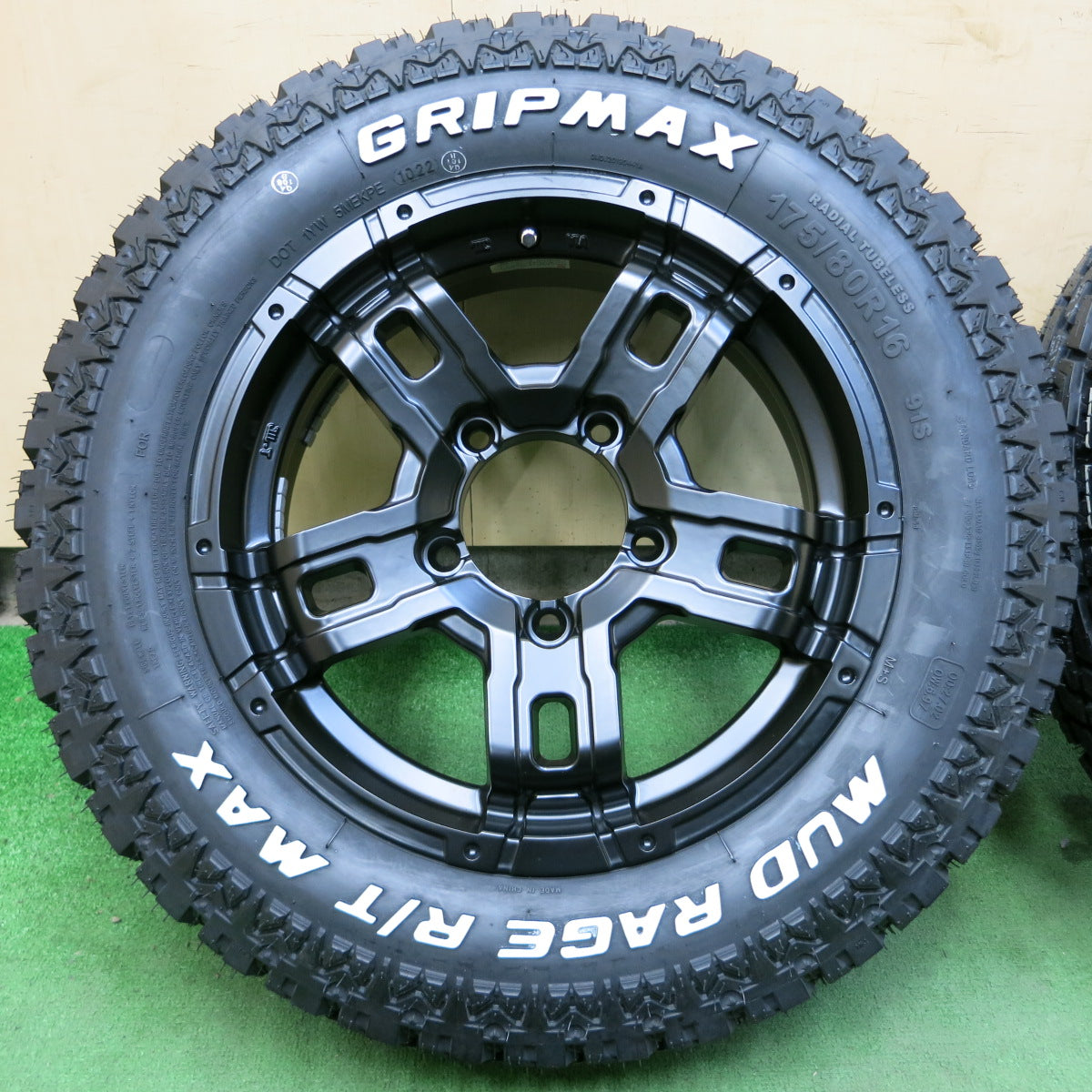 *送料無料*未使用！22年★ジムニー 等 175/80R16 GRIPMAX MUD RAGE R/T MAX BIGWAY B-MUD 16インチ PCD139.7/5H★3102405イノ