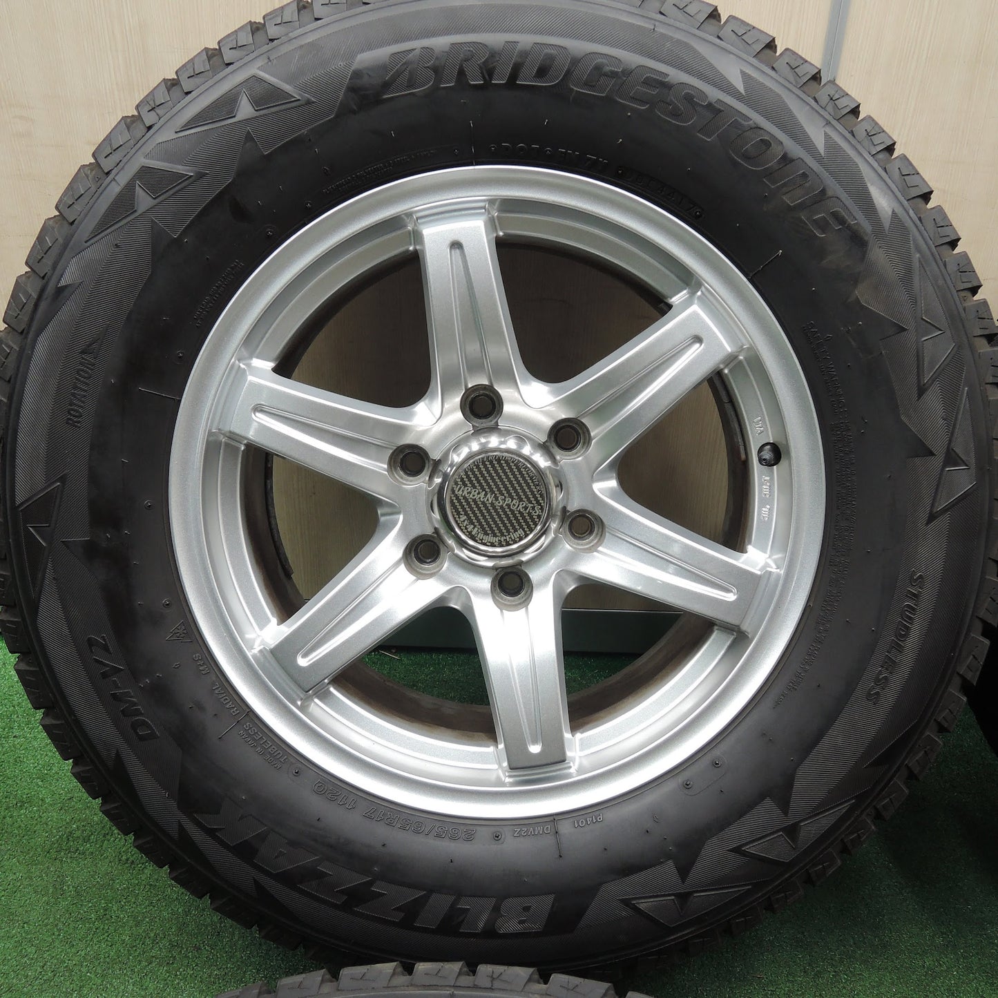 [送料無料]バリ溝！キレイ！8.5分★URBAN SPORT 4X4 Engineering 265/65R17 スタッドレス ブリヂストン ブリザック DM-V2 17インチ PCD139.7/6H★3111604TNス