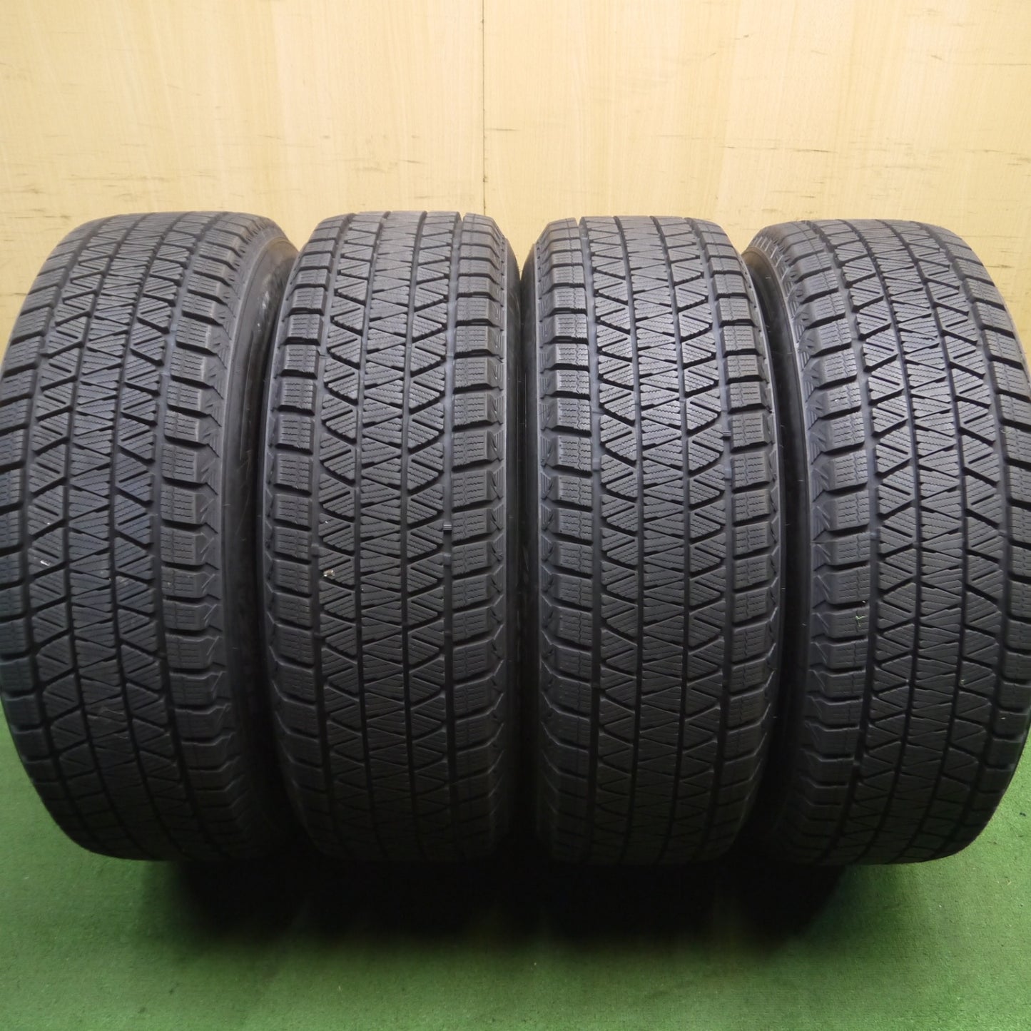 *送料無料* 超バリ溝！21年！キレイ！9.5分以上★Lefinada motion2 MiD 235/65R18 スタッドレス ブリヂストン DM-V3 レフィナーダ PCD114.3/5H★4022113Hス