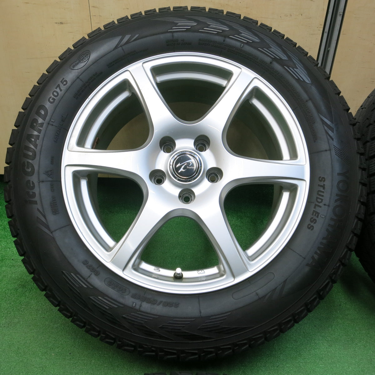 *送料無料*バリ溝！キレイ！9分★スタッドレス 225/65R17 ヨコハマ アイスガード G075 Treffer トレファー 17インチ PCD114.3/5H★4010807イス